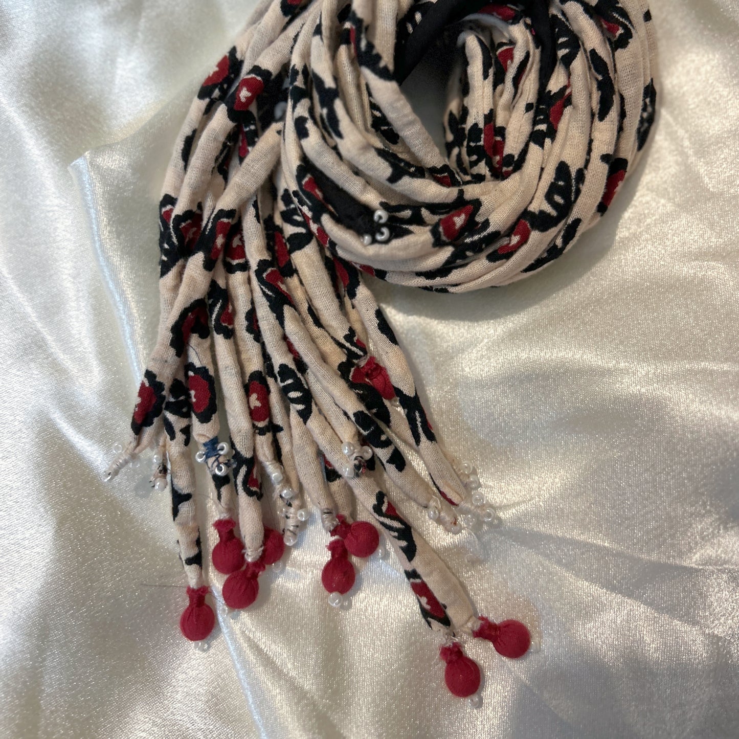 Cream maroon print hair strings 21 inch