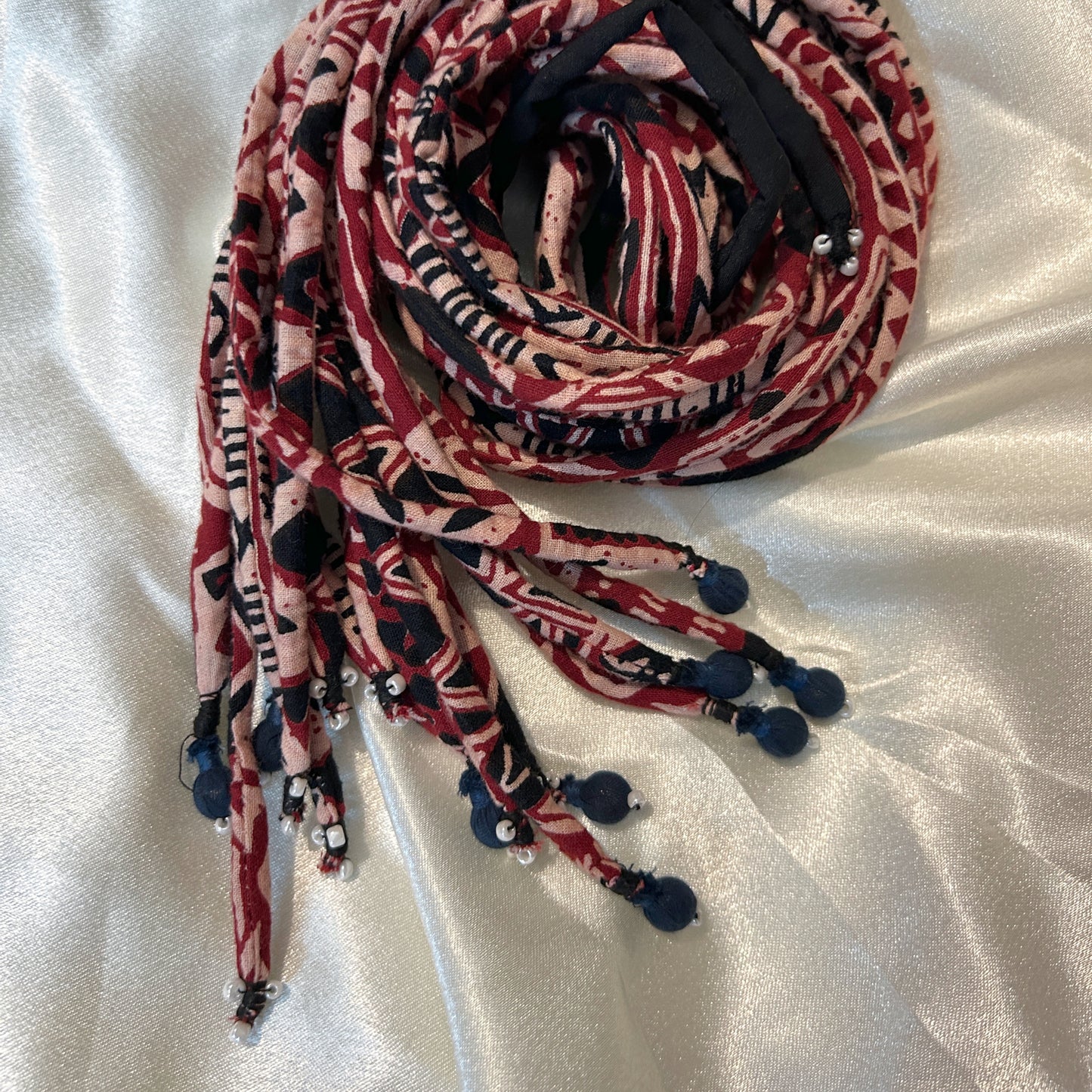 Maroon print hair strings 21 inch