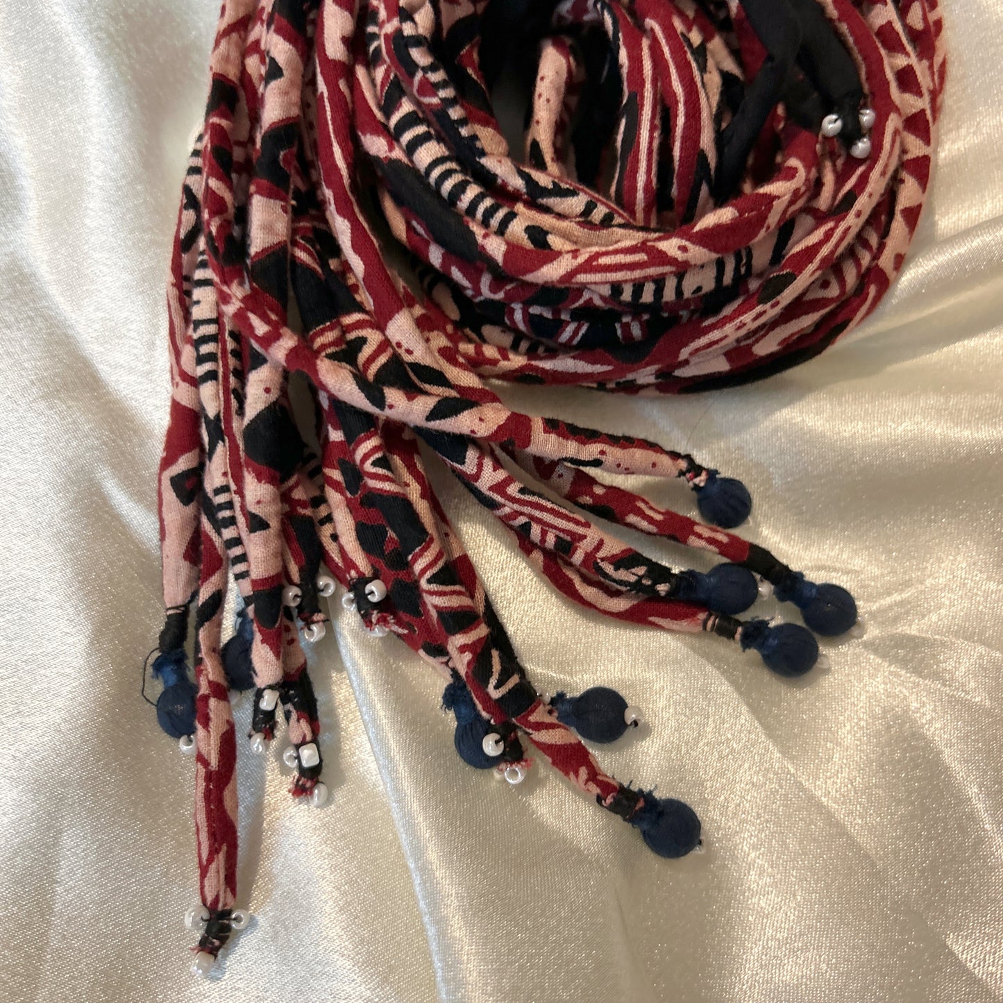 Maroon print hair strings 21 inch