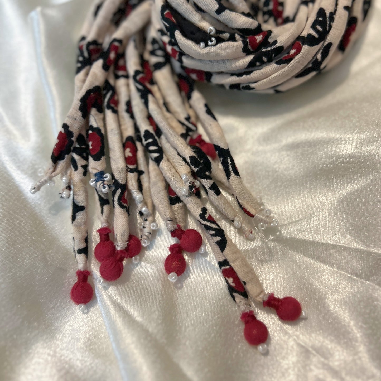 Cream maroon print hair strings 21 inch