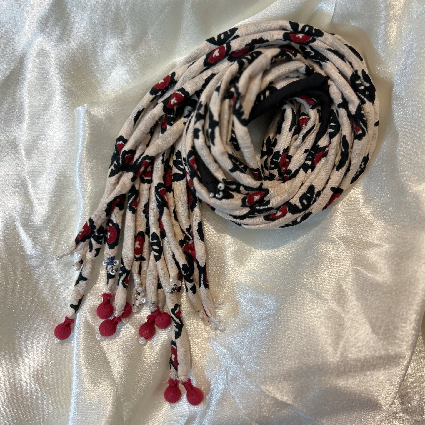 Cream maroon print hair strings 21 inch