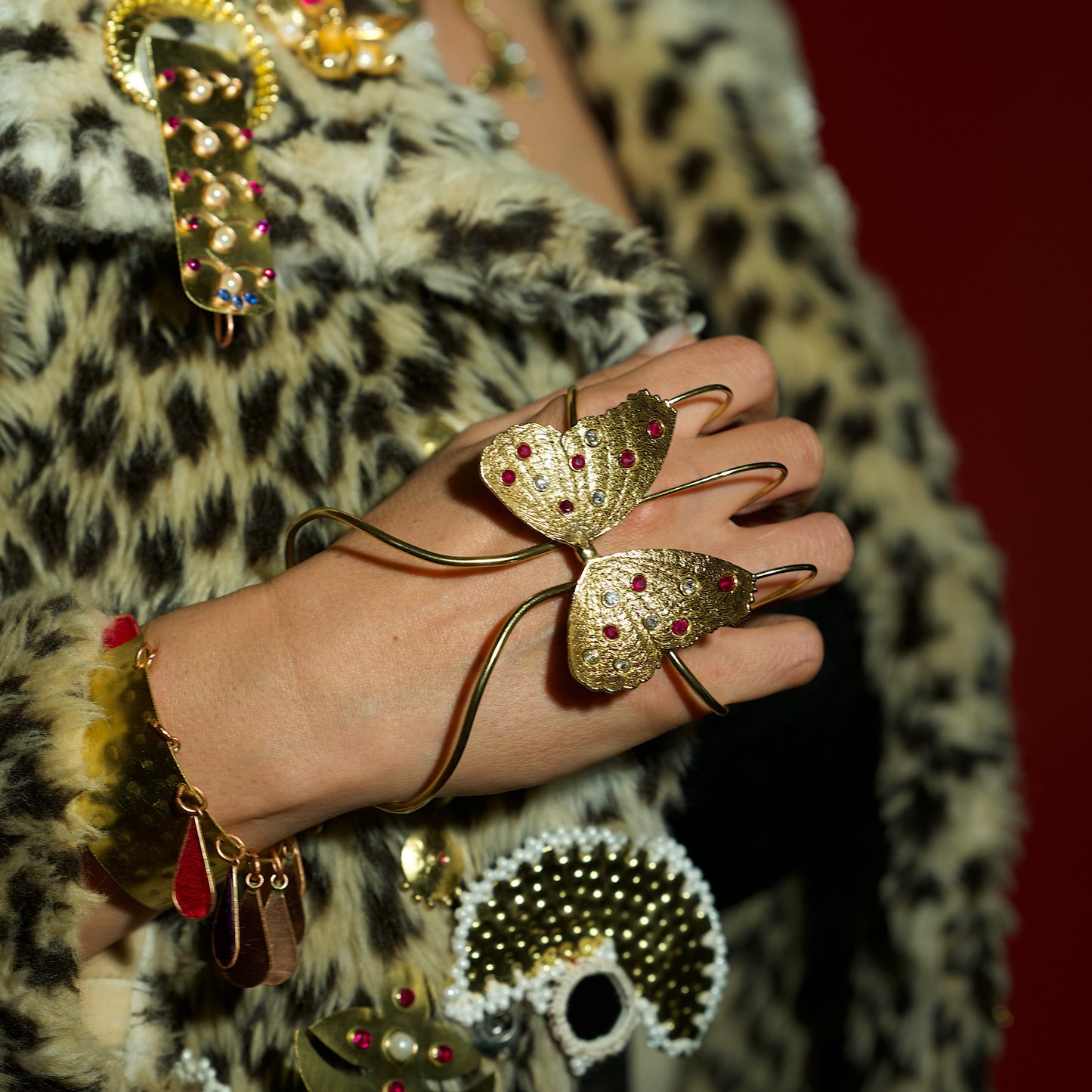 Titli hand harness