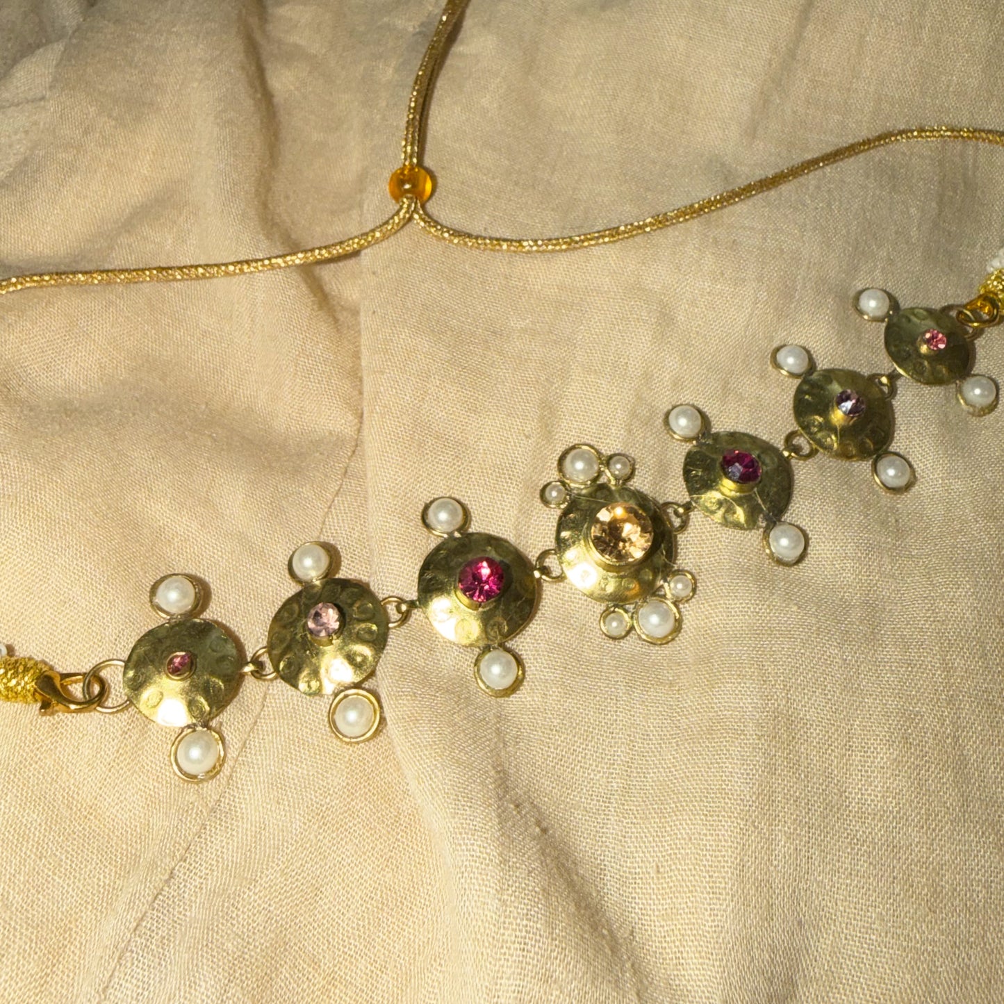 Champagne choker