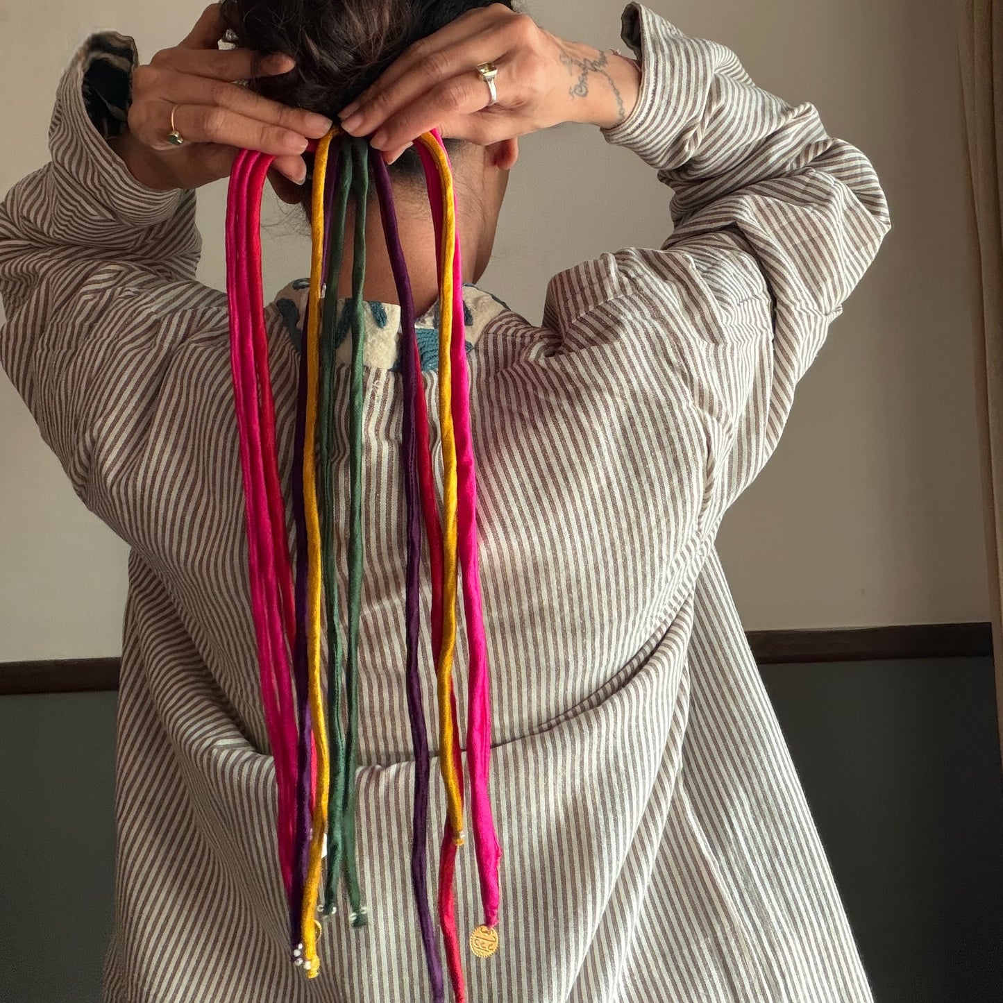 Silk multicolor hair strings 21 inch (with rubber band)