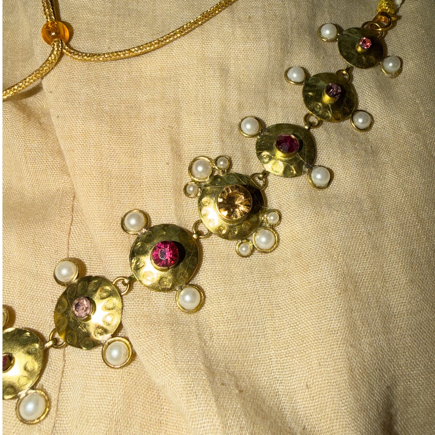Champagne choker