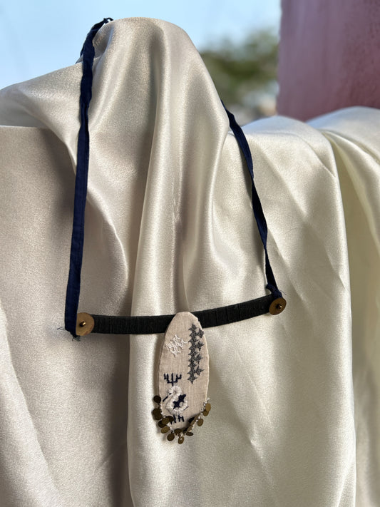 Oval embroidered white necklace